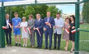 Nowe boisko do piłki nożnej przy Liceum Ogólnokształcącym im. KEN zostało oficjalnie otwarte. Na inwestycję pozyskano dofinansowanie z Ministerstwa Sportu i Turystyki.