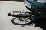 Aby wyciągnąć ranną rowerzystkę auto musiało cofnąć około 2 metrów.