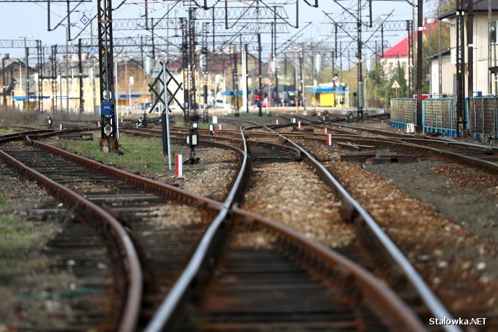 Dzięki modernizacji i elektryfikacji trasy Lublin - Stalowa Wola pociągi pasażerskie będą jeździły z prędkością 120 kilometrów na godzinę. Skróci się czas przejazdu na 100 kilometrowej trasie.