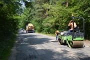 Na ulicy Leśnej w Stalowej Woli prowadzone są prace remontowe. Drogowcy łatają dziury i przycinają drzewa.