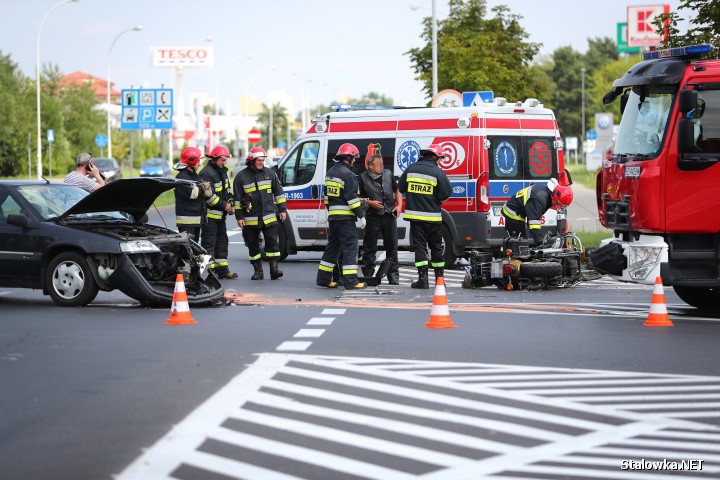 Policjanci ze stalowowolskiej drogówki kierowali pojazdy w ulicę Bojanowską. Strażacy zneutralizowali rozlane płyny na jezdni oraz odłączyli zasilanie z pojazdów.