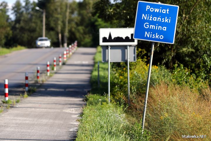 Znak drogowy informujący o wjeździe na teren administracyjny powiatu niżańskiego.