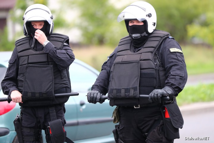 Przed wjazdem do Stalowej Woli przed rondem przy galerii Vivo konwój zaczął rozdzielać się. Policjanci postanowili zablokować całkowicie ruch. 8 pojazdów zatrzymano przed światłami na górce rozwadowskiej a 16 przy rondzie przy galerii Vivo.