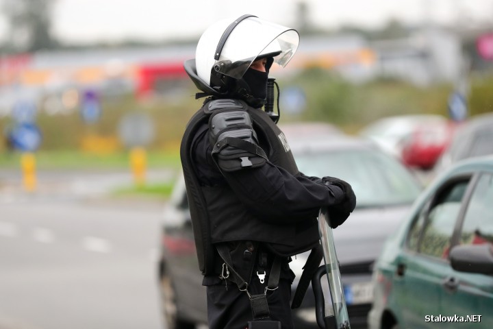 Przed wjazdem do Stalowej Woli przed rondem przy galerii Vivo konwój zaczął rozdzielać się. Policjanci postanowili zablokować całkowicie ruch. 8 pojazdów zatrzymano przed światłami na górce rozwadowskiej a 16 przy rondzie przy galerii Vivo.