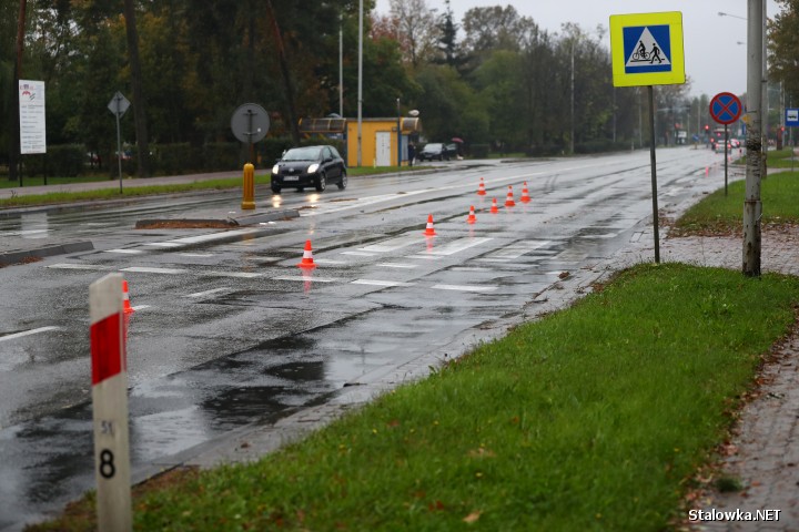 W wyniku wypadku kierujący motocyklem oraz dwie osoby piesze doznały obrażeń i zostały przewiezione do szpitala w Stalowej Woli. 