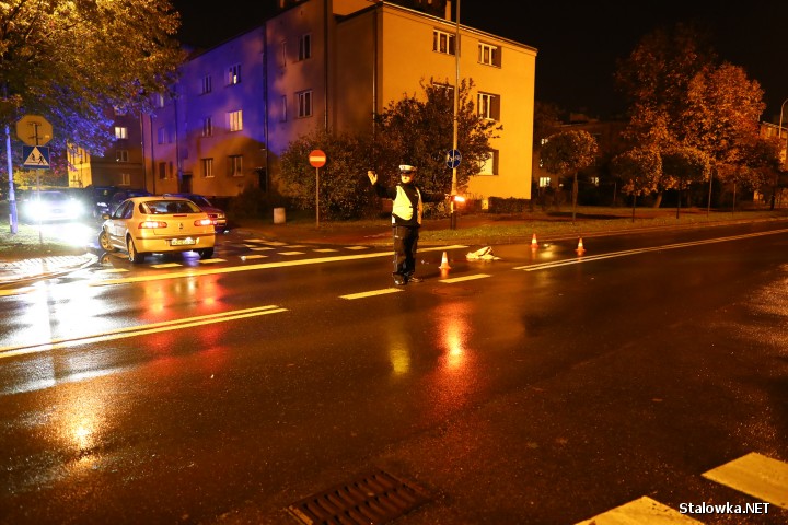 Jak wynika ze wstępnych ustaleń mężczyzna szedł chodnikiem wzdłuż ulicy Dmowskiego. Wchodząc na przejście dla pieszych na ulicy Popiełuszki wtargnął na jezdnię wprost na nadjeżdżającego Audi A3 na stalowowolskich tablicach rejestracyjnych.