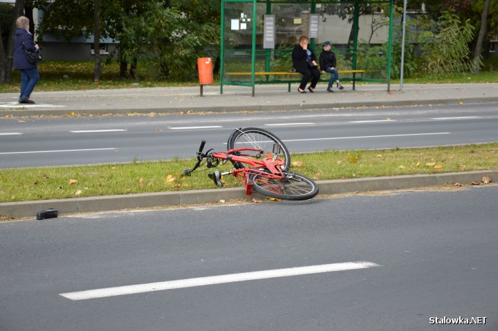 Przy zjeździe z wiaduktu nad torami w kierunku centrum Stalowej Woli na przejściu na pieszych na ulicy Komisji Edukacji Narodowej, rowerzysta został potrącony przez renault clio.