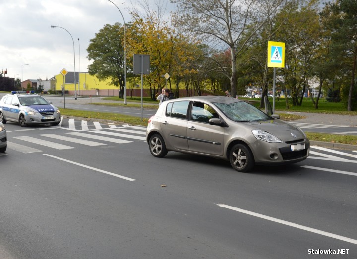 Przy zjeździe z wiaduktu nad torami w kierunku centrum Stalowej Woli na przejściu na pieszych na ulicy Komisji Edukacji Narodowej, rowerzysta został potrącony przez renault clio.