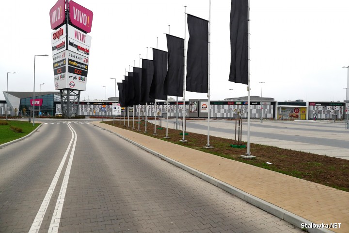 W związku z wydarzeniami postanowiono zamknąć centrum na weekend, odwołano wszelkie akcje marketingowe a na masztach wywieszono czarne flagi.