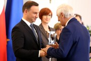 Prezydent RP Andrzej Duda wręcza nagrodę byłemu prezesowi HSW S.A. Pracodawca Przyjazny Pracownikom.