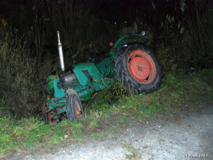 28-letni mieszkaniec powiatu stalowowolskiego odpowie za jazdę traktorem w stanie nietrzeźwości. Mężczyzna zjechał z drogi do przydrożnego rowu, gdzie ciągnik przewrócił się. 