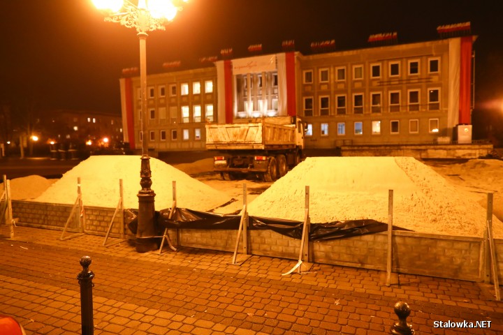 Miejskie lodowisko powstaje na placu Piłsudskiego w Stalowej Woli przed Miejskim Domem Kultury. Dziś przywieziono piach do niwelacji pochyłego placu Piłsudskiego.