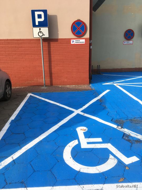 Parking dla niepełnosprawnych z zakazem parkowania.