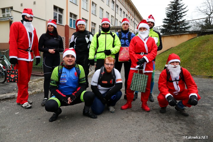 Uczestnicy rowerowej wyprawy odwiedzili między innymi oddział pediatryczny w stalowowolskim szpitalu. Okazało się, że święci należą do stowarzyszenia Rowerzyści ze stali.