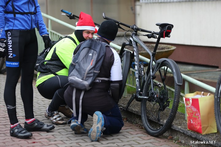 Uczestnicy rowerowej wyprawy odwiedzili między innymi oddział pediatryczny w stalowowolskim szpitalu. Okazało się, że święci należą do stowarzyszenia Rowerzyści ze stali.