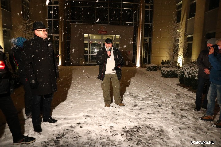 Mimo śnieżycy przed Sąd Rejonowy w Stalowej Woli przybyło około 50 osób.