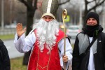 Święty Mikołaj ubrany był w swój tradycyjny biskupi strój.