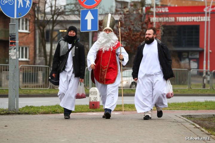 Święty Mikołaj ubrany był w swój tradycyjny biskupi strój.