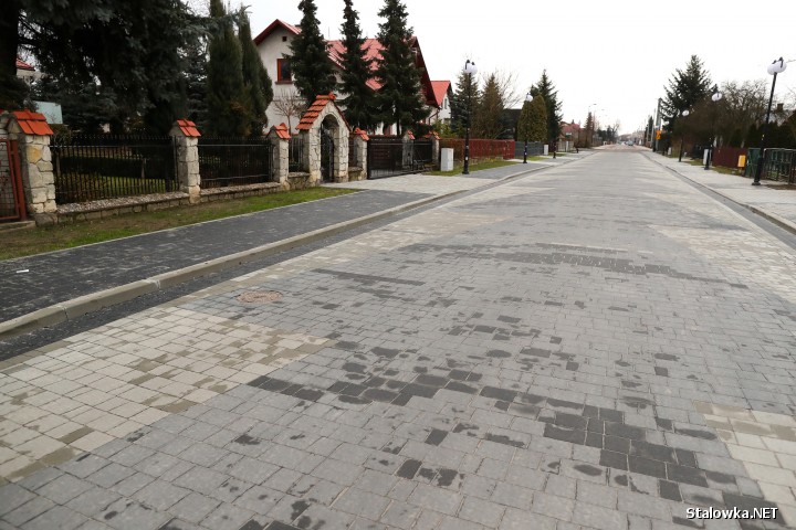 Zakończył się trwający od maja ubiegłego roku remont ulicy Lipowej w Stalowej Woli. 763 metrowa arteria jest obecnie jedną z najbardziej reprezentacyjnych w mieście, prowadzi do Parku w Charzewicach.