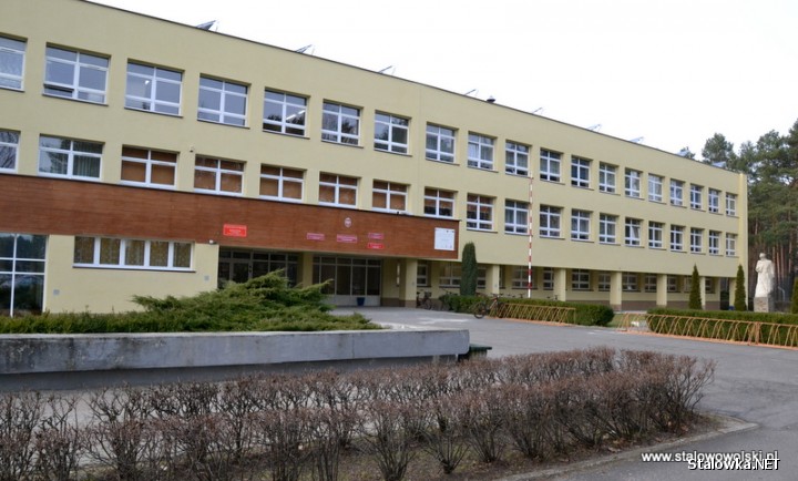 Centrum Edukacji Zawodowej w Stalowej Woli to kolejna szkoła prowadzona przez Powiat Stalowowolski, która została poddana modernizacji energetycznej. W przypadku tej placówki skala inwestycji była bardzo duża, a jej koszt wyniósł 3,8 mln zł.