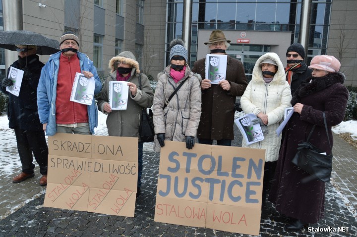 Organizatorzy protestowali przed stalowowolskim sądem trzymając w ręku tektury z napisem: Skradziona sprawiedliwość.