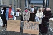 Organizatorzy protestowali przed stalowowolskim sądem trzymając w ręku tektury z napisem: Skradziona sprawiedliwość.