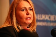 Europosłanka Elżbieta Łukacijewska oraz działacze Platformy Obywatelskiej były dziś organizatorami konferencji prasowej na temat sytuacji gospodarczej w Stalowej Woli. - Miasto będzie się wyludniać, ludzie będą się przenosić jeżeli nie zostaną im zapewnione atrakcyjne i dobrze płatne miejsca pracy - mówiły.