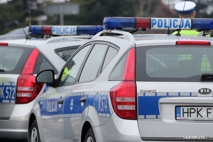 Policjanci ze Stalowej Woli pomogli 20-latkowi z powiatu tarnobrzeskiego, który piechotą szedł do domu. 