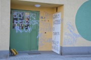 Wejście do klatki schodowej w bloku przy ulicy Okulickiego 10 w sąsiedztwie Szkoły Podstawowej numer 7 w Stalowej Woli pokryły wulgarne napisy.