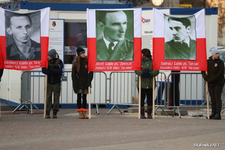 Plac Piłsudskiego w Stalowej Woli: oficjalne uroczystości wojskowe z okazji Narodowego Dnia Pamięci Żołnierzy Wyklętych.
