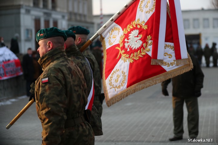 Plac Piłsudskiego w Stalowej Woli: oficjalne uroczystości wojskowe z okazji Narodowego Dnia Pamięci Żołnierzy Wyklętych.