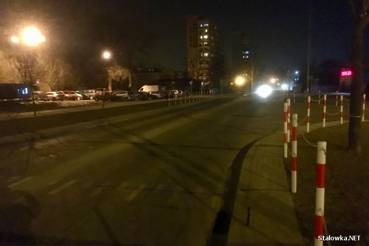 Odcinek niedziałających lamp to około 300 metrów pomiędzy bankiem BNP Paribas a wieżowcami przy Poniatowskiego 57 A i B. Znajduje się tam wzniesione skrzyżowanie z ulicą Wałową, które ma wpłynąć na ich bezpieczeństwo.
