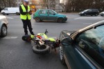 Do wypadku doszło przy wjeździe do szpitala od strony ulicy Staszica. Na miejsce przyjechała karetka pogotowia oraz radiowóz ze stalowowolskiej drogówki.