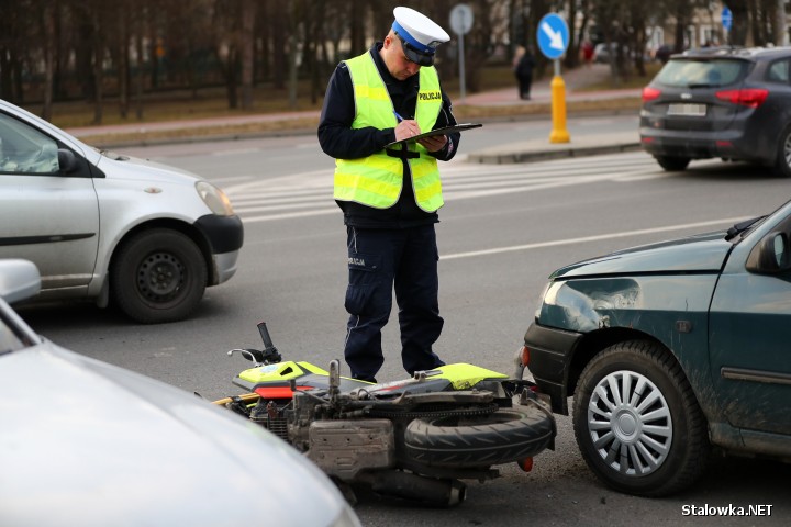 Do wypadku doszło przy wjeździe do szpitala od strony ulicy Staszica. Na miejsce przyjechała karetka pogotowia oraz radiowóz ze stalowowolskiej drogówki.