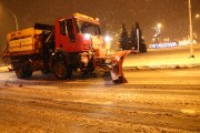Od kilku godzin na terenie powiatu stalowowolskiego występują intensywne opady śniegu. Na drogi wyjechały pługo-piaskarki.