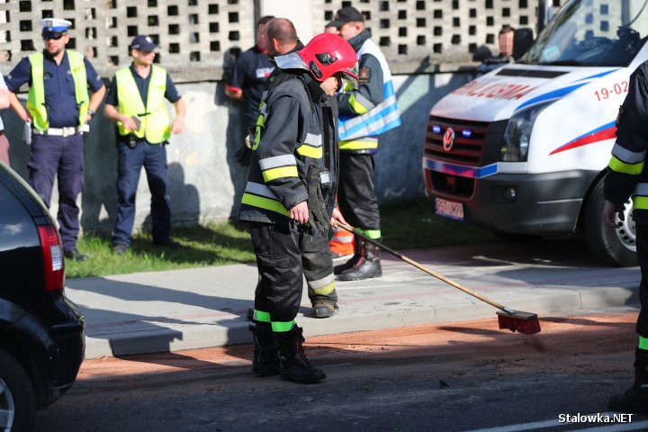 Na miejscu pracowali policjanci ze stalowowolskiej drogówki, którzy wyjaśniają okoliczności kolizji. W działaniach ratowniczych wzięli udział strażacy z OSP Zdziechowice oraz Zaklików.