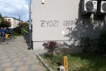 Aktu wandalizmu dokonano między innymi na blokach mieszkalnych przy ulicy Staszica 12, Narutowicza 5, Popiełuszki 5.