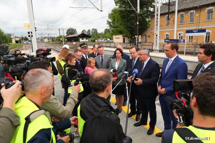 Minister Infrastruktury Andrzej Adamczyk odwiedził dziś Stalową Wolę. Jednym z punktów objętych wizytacją przedstawiciela rządu były inwestycje kolejowe i drogowe.