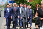 Ministrowi Obrony Narodowej Mariuszowi Błaszczakowi towarzyszyli między innymi przedstawiciele parlamentu, władze województwa, miasta i powiatu.