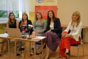 Z lewej realizatorzy kampanii: Sylwia Brankiewicz, Agata Kowal, Katarzyna Krasowska, Ewa Orlińska oraz dyrektor poradni Marzena Łata