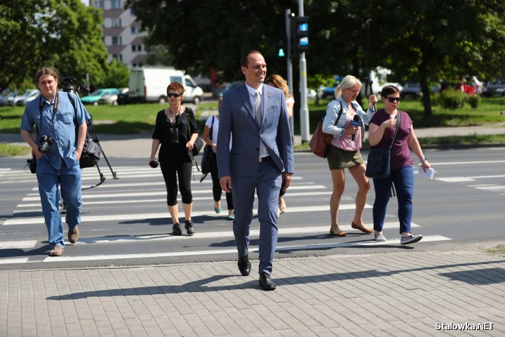 - Dzięki dobrej współpracy z miastem, ministrem Adamczykiem oraz Generalną Dyrekcją Dróg Krajowych i Autostrad udało się zrobić więcej niż zaplanowaliśmy, czyli zieloną falę i sekundniki ale nie na jednym ale wszystkich pięciu skrzyżowaniach - mówił poseł Rafał Weber podczas spotkania z prezydentem Stalowej Woli Lucjuszem Nadbereżnym i dziennikarzami.