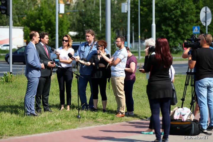 - Dzięki dobrej współpracy z miastem, ministrem Adamczykiem oraz Generalną Dyrekcją Dróg Krajowych i Autostrad udało się zrobić więcej niż zaplanowaliśmy, czyli zieloną falę i sekundniki ale nie na jednym ale wszystkich pięciu skrzyżowaniach - mówił poseł Rafał Weber podczas spotkania z prezydentem Stalowej Woli Lucjuszem Nadbereżnym i dziennikarzami.