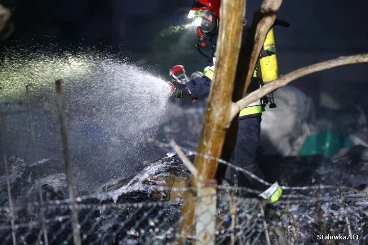 Dzięki sprawnej akcji pożar ugaszono. Pod koniec skład plastików zalano ciężka pianą. Przyczyny nie ustalono.