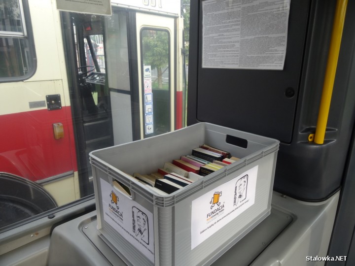 Stalowowolska biblioteka przygotowała kilkaset pozycji książkowych i za pośrednictwem MZK udostępniła je na specjalnie oznakowanych skrzynkach w kilku miejskich autobusach.