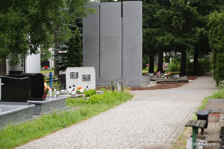 Na obelisku zostało upamiętnionych 26 wojskowych i 17 funkcjonariuszy policji.