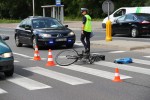 Na przejściu dla pieszych z przejazdem dla rowerzystów przy mleczarni w prawy bok pojazdu wjechał rowerzysta. Auto zatrzymało się kilka metrów dalej.