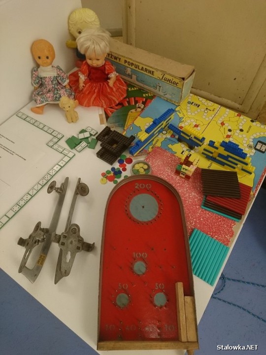 Wśród eksponatów znajdują się zabawki, którymi dawniej bawili się mali stalowowolanie.