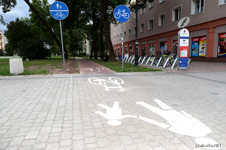 Podwójne oznakowanie na ścieżce rowerowej. Mieszkańcy pytają: kto taki je produkuje, że ąz tyle trzeba ich instalować?