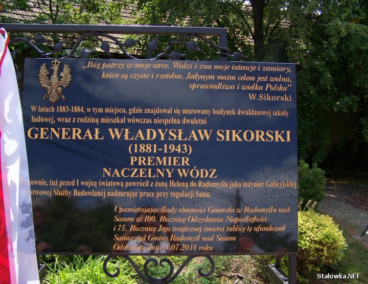 W niedzielę 8 lipca w Radomyślu miało miejsce niecodzienne wydarzenie poświęcone pamięci gen. Władysława Sikorskiego. Odsłonięto granitową tablicę upamiętniającą ślady tego męża stanu w Radomyślu.