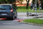 Auto zatrzymało się na przejeździe dla rowerów. Rowerzysta upadł rozbijając głowę.